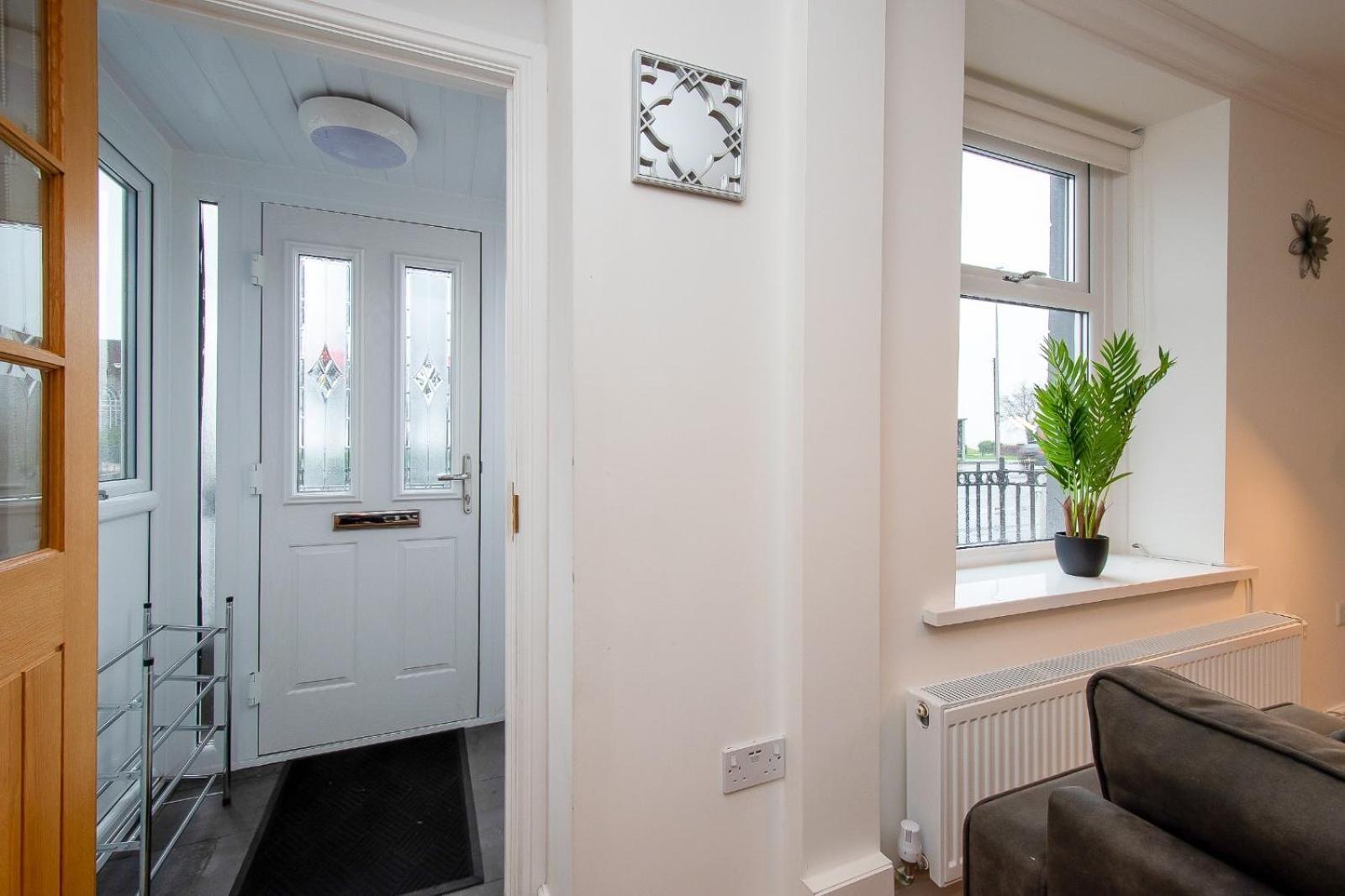 Casa One Hundred - A Beautiful 4 Bed House On The Beach Front Суонзи Екстериор снимка